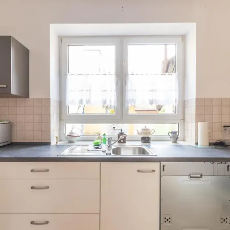 Appartement Fuer 8 Personen In Ehemaligem Weingut Mit 4 Schlafzimmern