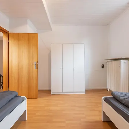 Fuer 8 Personen In Ehemaligem Weingut Mit 4 Schlafzimmern Apartment Woerrstadt