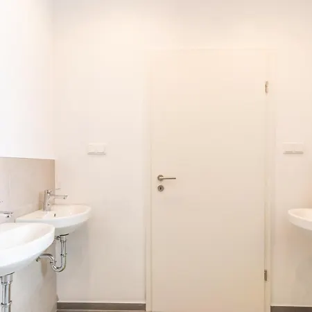 Appartement Fuer 8 Personen In Ehemaligem Weingut Mit 4 Schlafzimmern