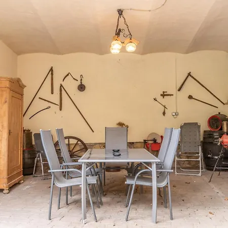 Fuer 8 Personen In Ehemaligem Weingut Mit 4 Schlafzimmern Apartment *