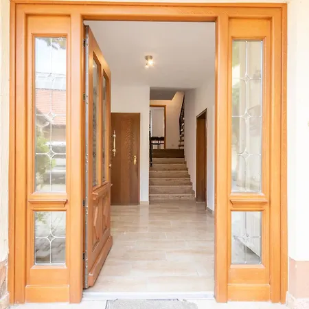 Appartement Fuer 8 Personen In Ehemaligem Weingut Mit 4 Schlafzimmern *