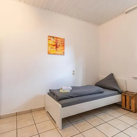 Fuer 8 Personen In Ehemaligem Weingut Mit 4 Schlafzimmern Apartment Woerrstadt