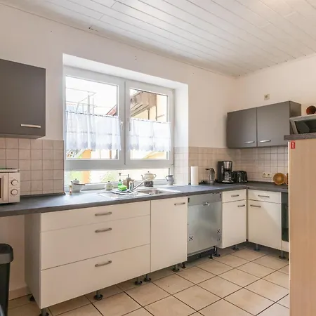 Appartement Fuer 8 Personen In Ehemaligem Weingut Mit 4 Schlafzimmern