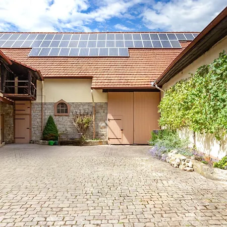 Appartement Fuer 8 Personen In Ehemaligem Weingut Mit 4 Schlafzimmern Wörrstadt